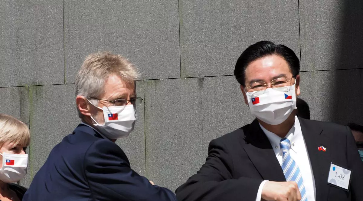 Preşedintele Senatului ceh, Milos Vystrcil, alături de ministrul de Externe taiwanez, Joseph Wu, la Taipei FOTO: EPA