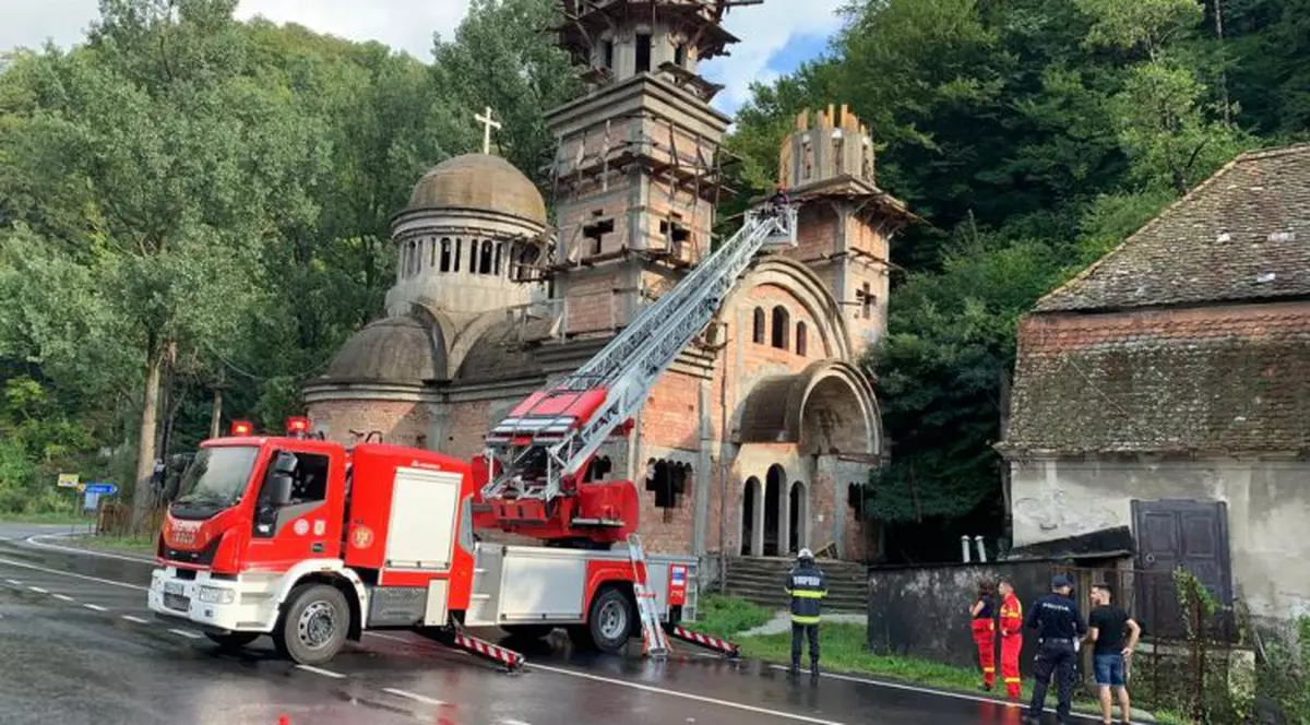 Un muncitor din Sibiu a murit după ce a căzut de pe cupola unei biserici