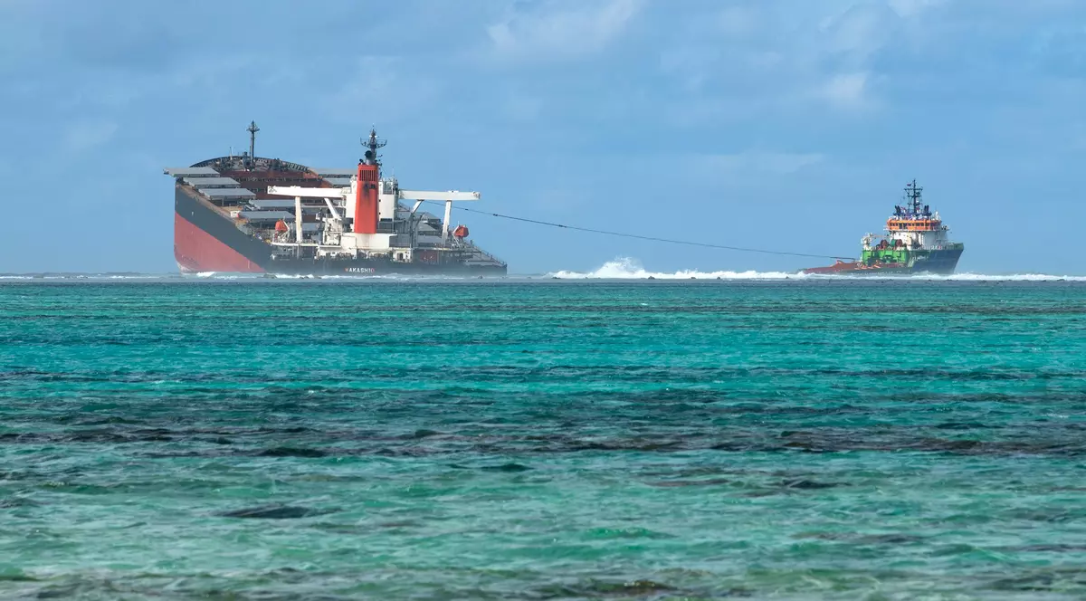 Imaginile dezastrului în Mauritius! Nava din care s-au scurs tone de petrol în Oceanul Indian s-a rupt în două