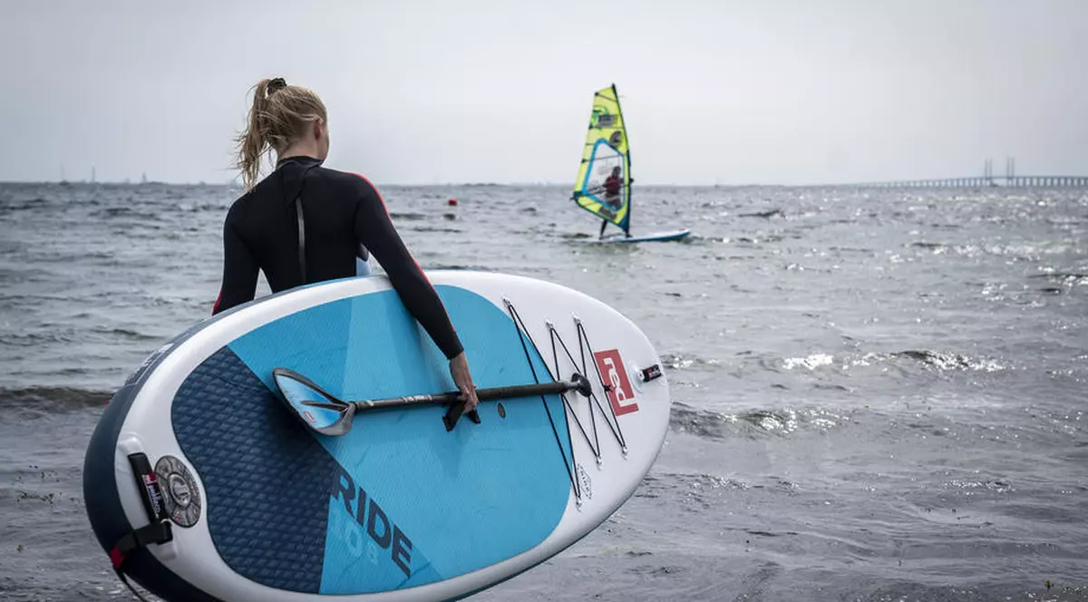 Două tinere care făceau surf îl largul coastelor Irlandei au fost salvate de o familie de pescari, după 15 ore de căutări