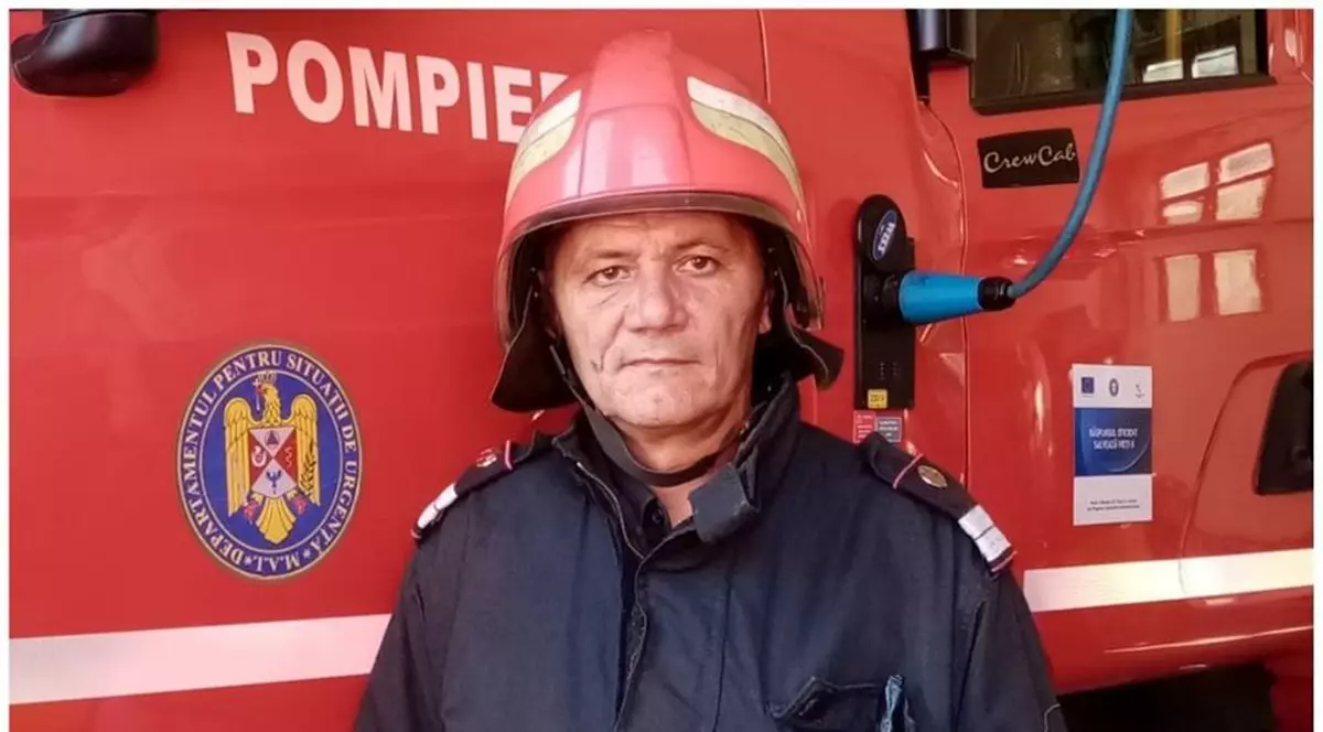 Un pompier din Caraş Severin aflat în timpul liber a scos un copil în viaţă dintr-o mașină răsturnată: “Nu te speria, micuţule, sunt pompier”