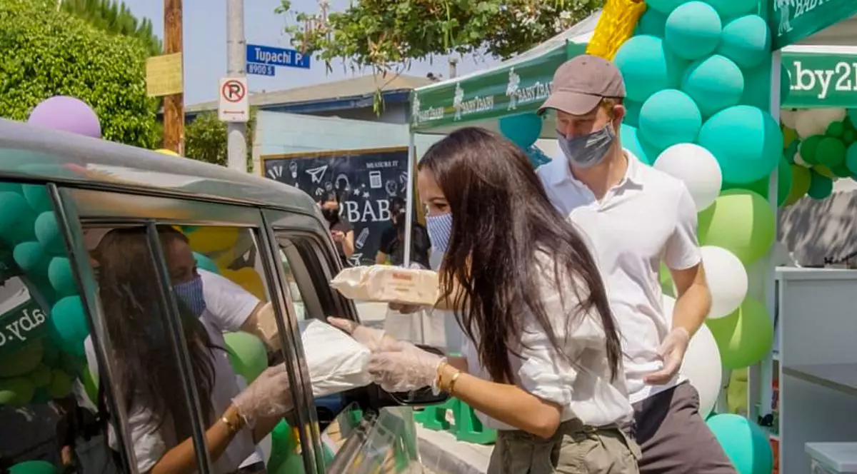 Prințul Harry și Meghan Markle, voluntari în Los Angeles. Împart haine și rechizite familiilor nevoiașe, înainte de începerea școlii