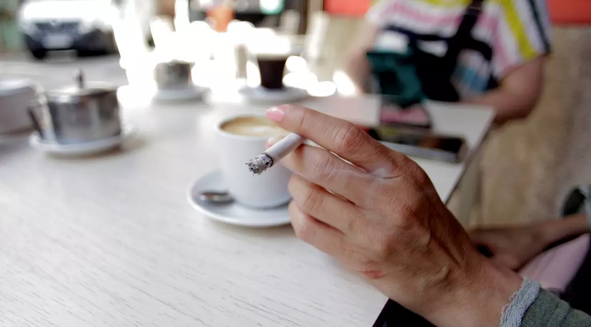 O regiune din Spania interzice fumatul în aer liber, ca metodă de combatere a răspândirii coronavirusului