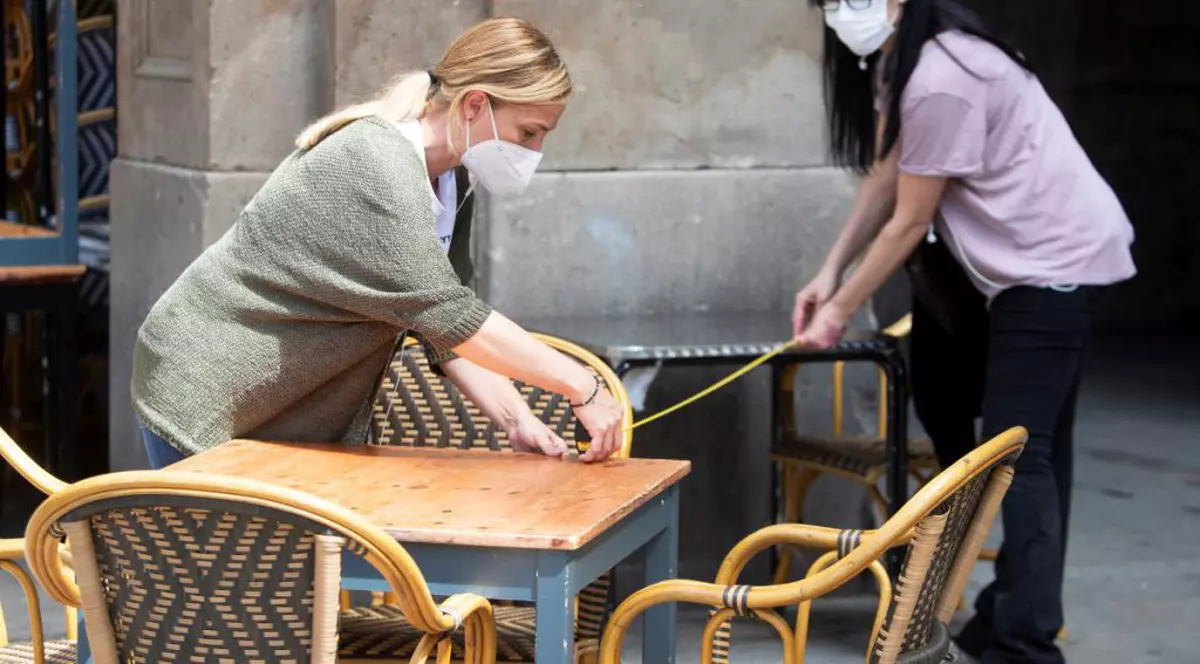 VIDEO Restaurantele se deschid mâine cu distanță de doi metri între mese. Câte persoane au voie la o masă