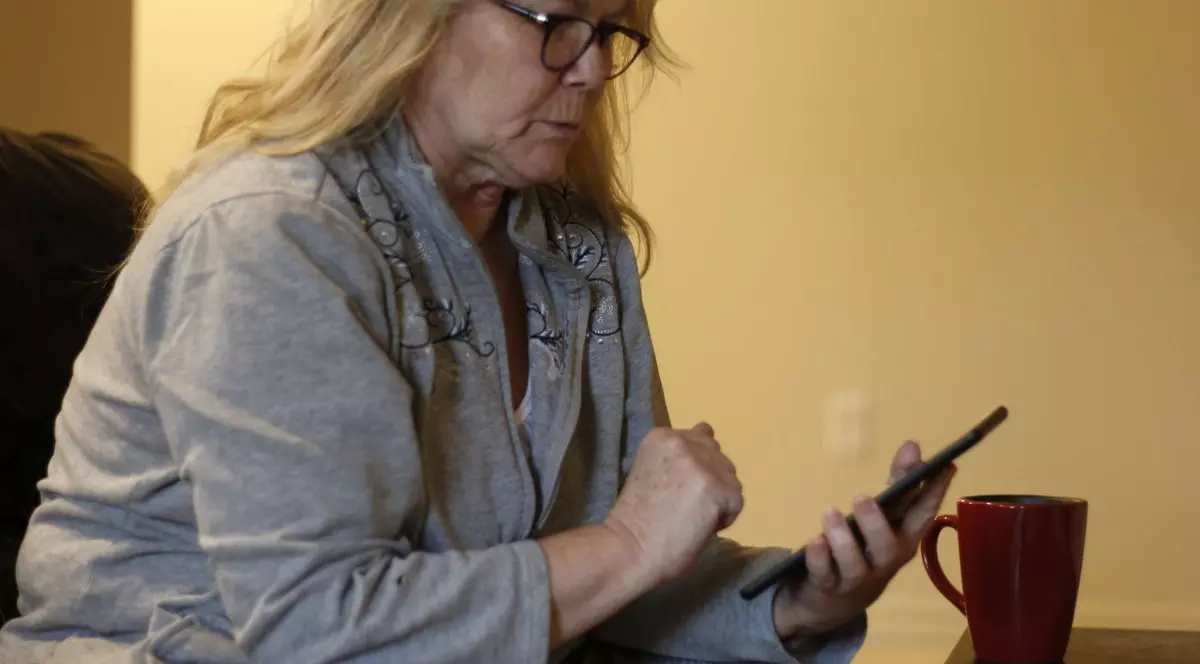 O instituție din subordinea lui Firea pompează zeci de mii de euro pentru a le da vârstnicilor sfaturi de nutriție pe Facebook