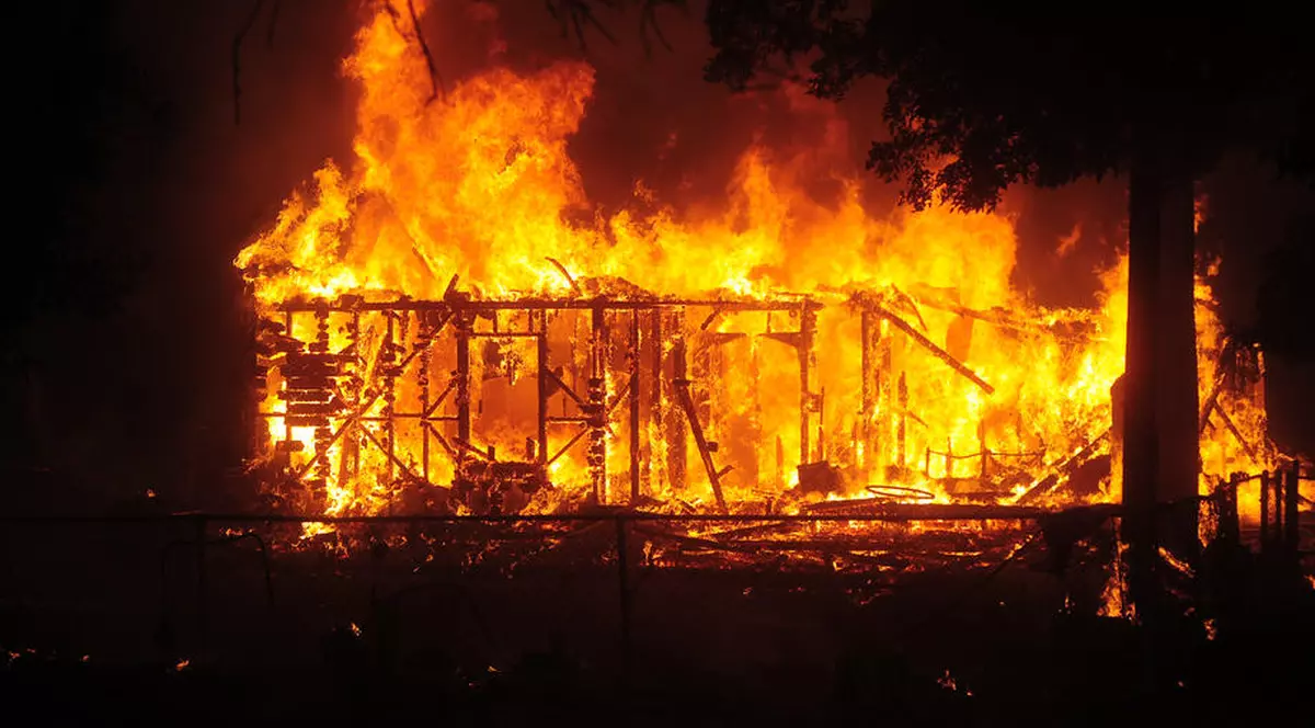 VIDEO | Incendii devastatoare în statul american California. Mii de oameni au fugit din calea focului, abandonându-și casele