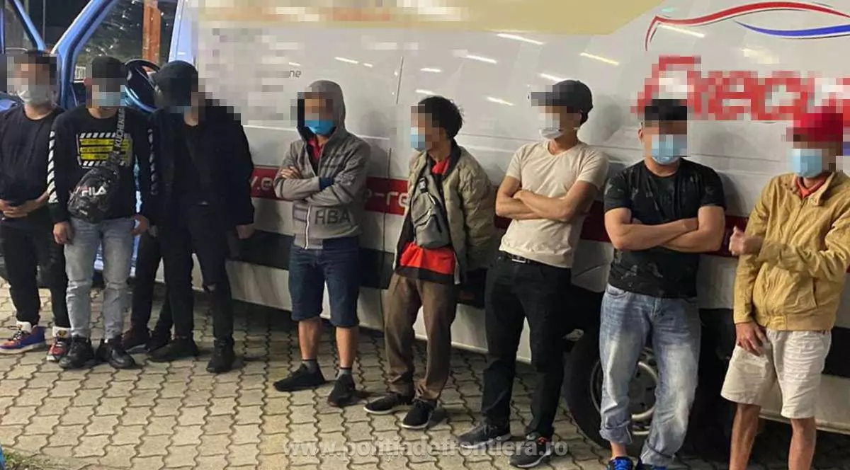 Poliţiştii de frontieră au descoperit, ascunși în interiorul unei autoutilitare pline cu pufuleți și apă, nouă cetăţeni din Vietnam care încercau să iasă ilegal din țară prin vama Nădlac sursa foto: Politia de Frontiera