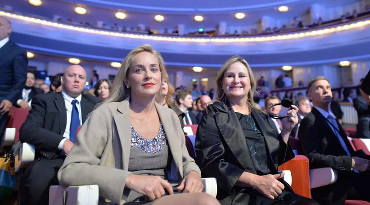 Familia actriței Sharon Stone, devastată de COVID: bunica și nașa ei au murit din cauza virusului, sora „se luptă pentru viața ei”