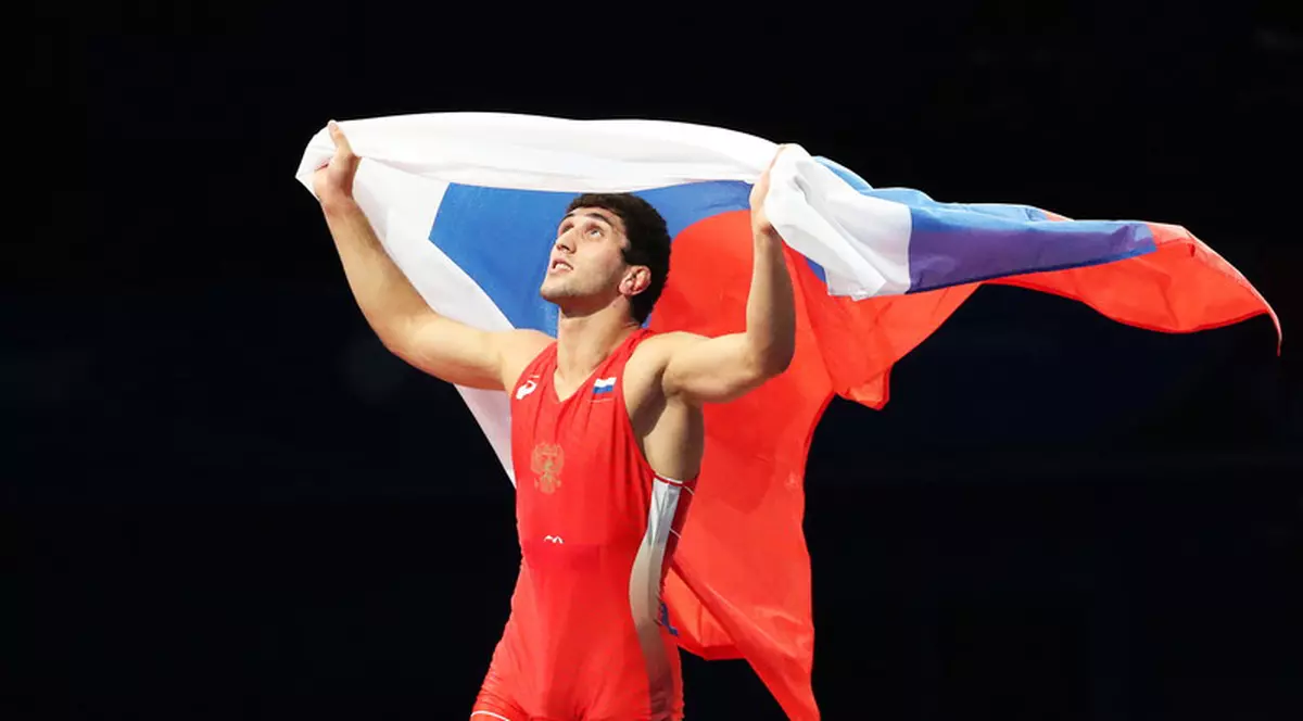 Nunta unui campion mondial de lupte, oprită după ce toți invitații au primit imagini compromițătoare cu mireasa