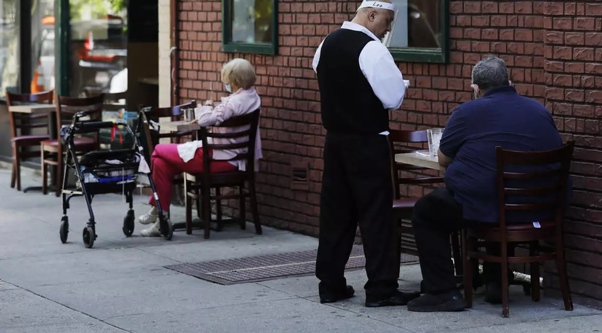 Aproape 10.000 de restaurante și-au amenajat locuri în aer liber în New York. Se luptă să rămână în viață până când clienții vor avea voie să ia masa în interior Foto: EPA