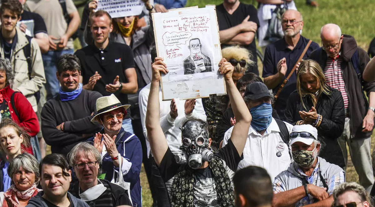 Mii de oameni care nu cred în COVID-19 protestează la Berlin, în timp ce Germania a înregistrat vineri cele mai multe cazuri noi din ultimele trei luni
