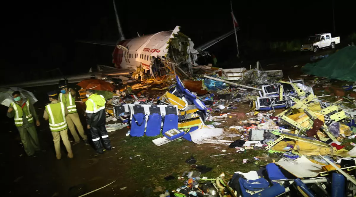 Un avion cu 190 de persoane la bord s-a prăbuşit la aterizare în India şi s-a rupt în două. Bilanţul deceselor a ajuns la 18