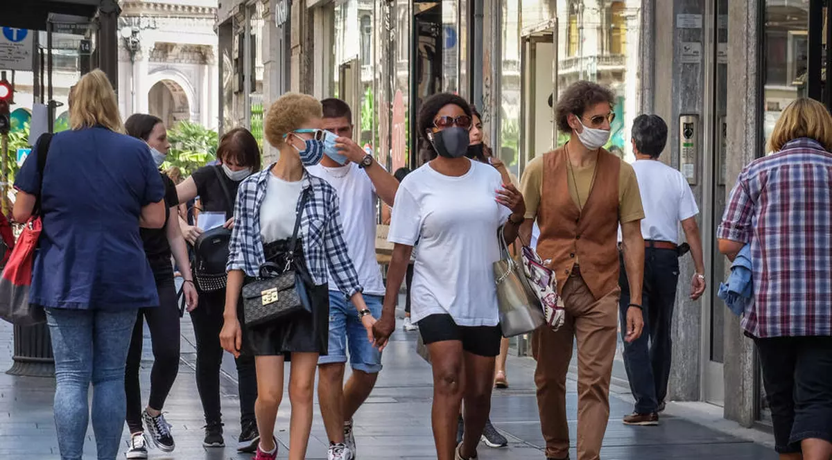 Cât și când păstrăm distanța socială. Regula de unu sau doi metri între persoane ar trebui adaptată situaţiei