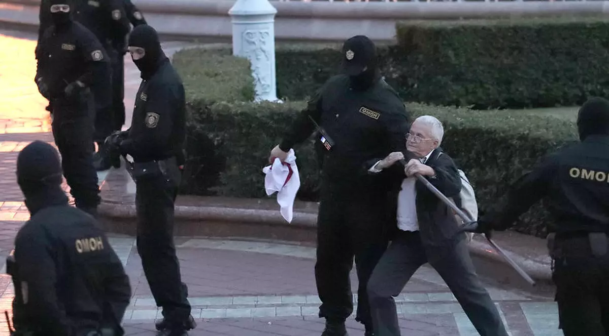 Cine este pensionara de 73 de ani din Belarus care luptă pentru libertate la Minsk. Imaginile au făcut înconjurul lumii