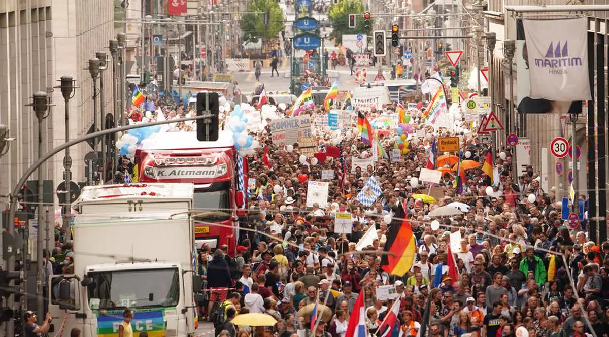Mii de oameni s-au strâns la Berlin, la protestul contra măsurilor de restricție. Poliția germană a intervenit și a oprit manifestația