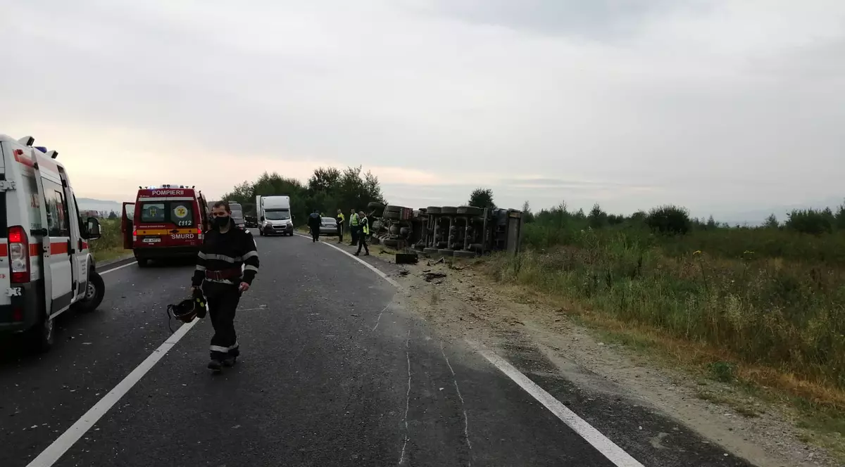 VIDEO | Un autoturism a intrat frontal într-un camion, în Sibiu. Două persoane au murit pe loc, alte trei sunt rănite