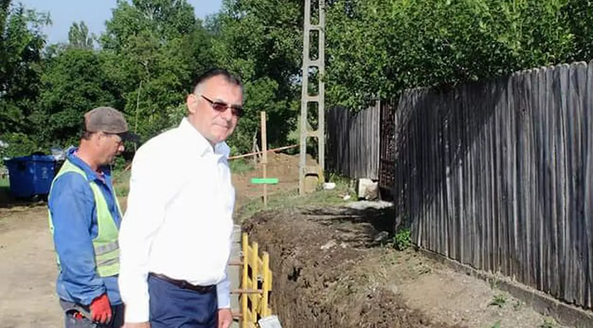 Un ieșean a murit strivit de propriul tractor, după ce a căzut de pe un pod în reparații, nesemnalizat Edilul din Șcheia, mai ocupat cu noul sediu al primăriei