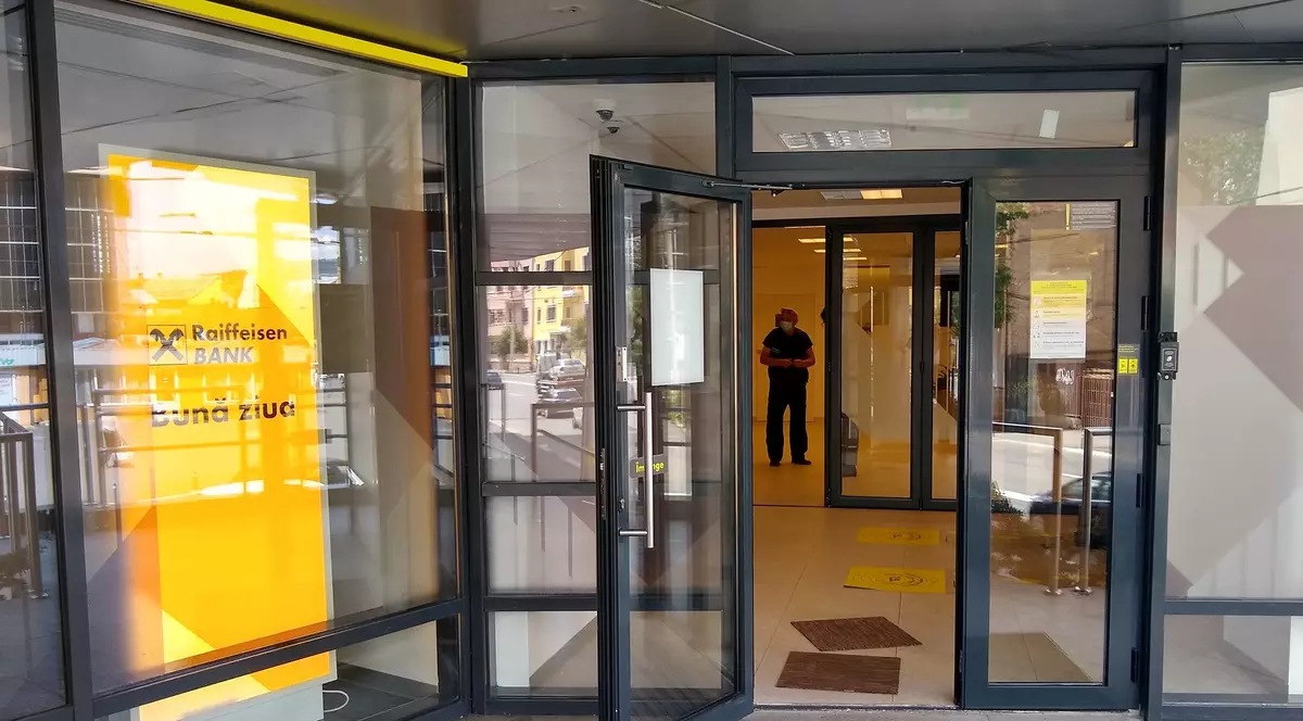 Probleme pentru clienții Raiffeisen Bank. Timp de o oră, tranzacțiile cu cardul de debit nu au funcționat la POS-uri