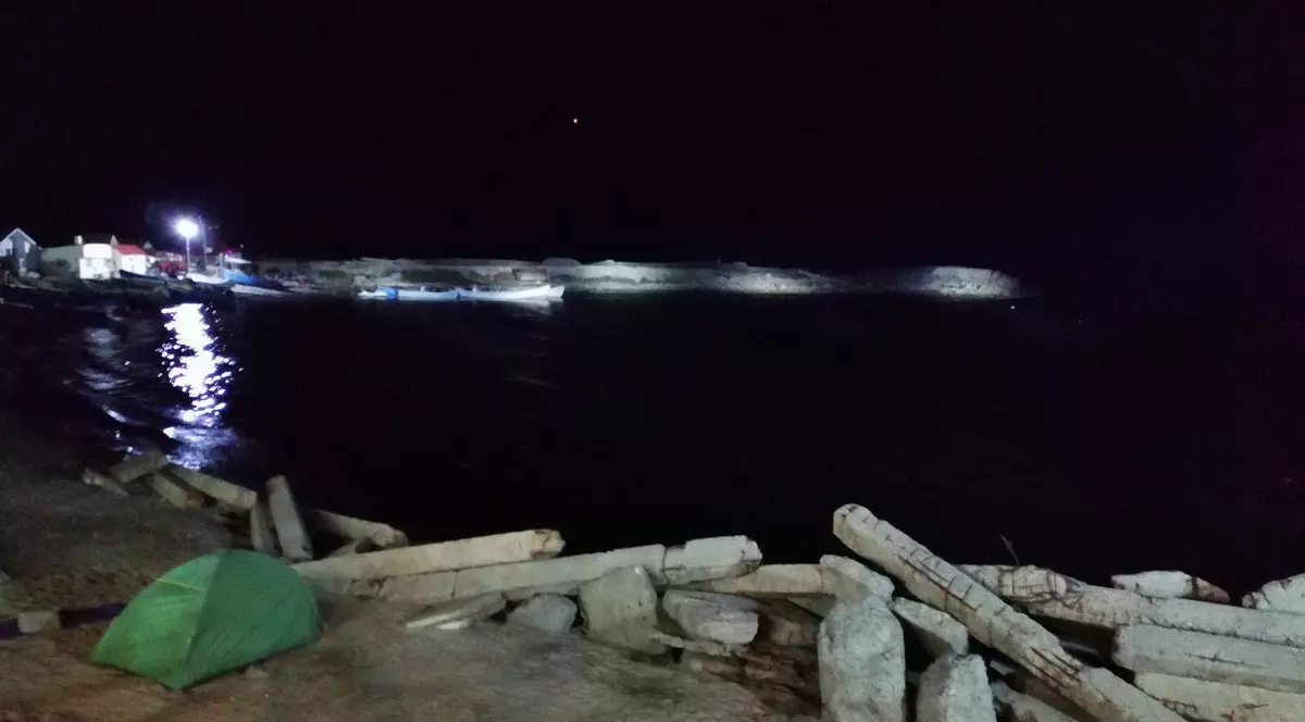 Grămadă de betoane pe plaja Micul Golf din 2 Mai. Care sunt explicațiile autorităților