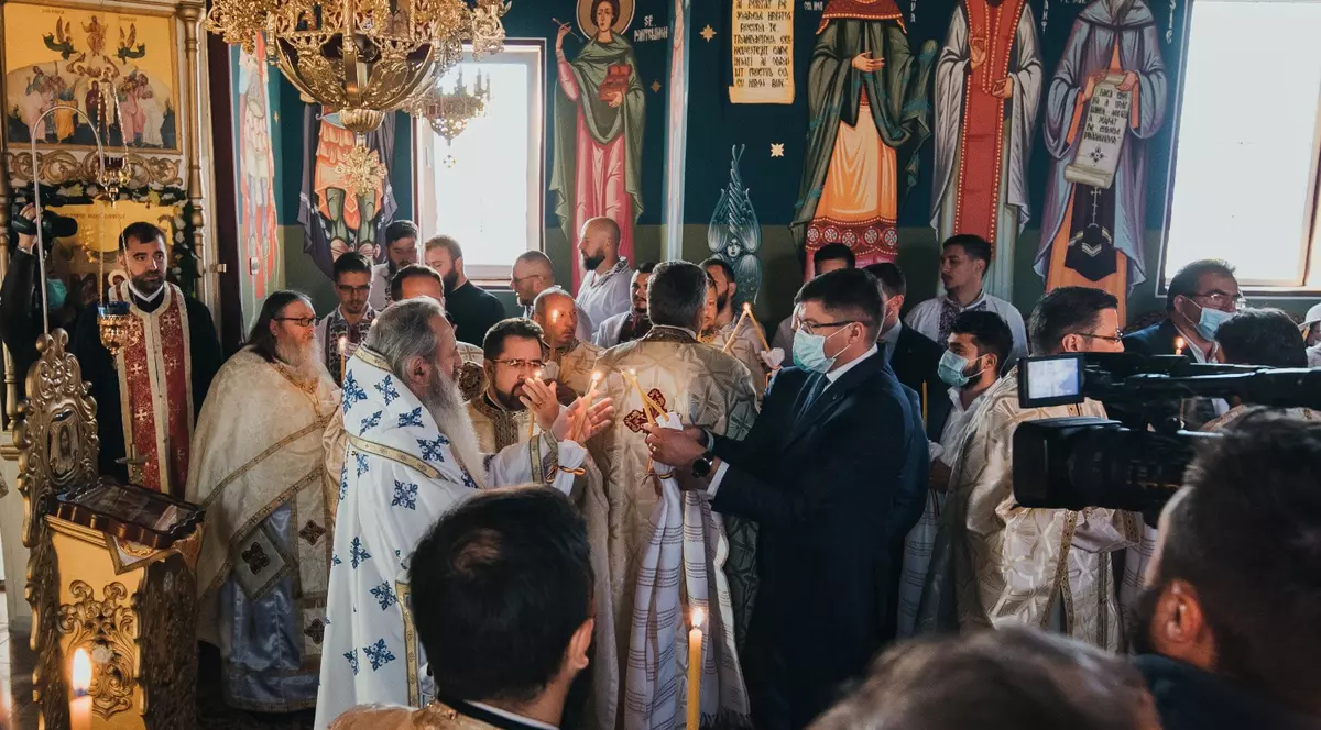 Costel Alexe și Rareș Bogdan au participat, la Iași, la o liturghie, fără să pastreze distanțarea fizică. Ministrul mediului a postat fotografiile pe rețelele sociale