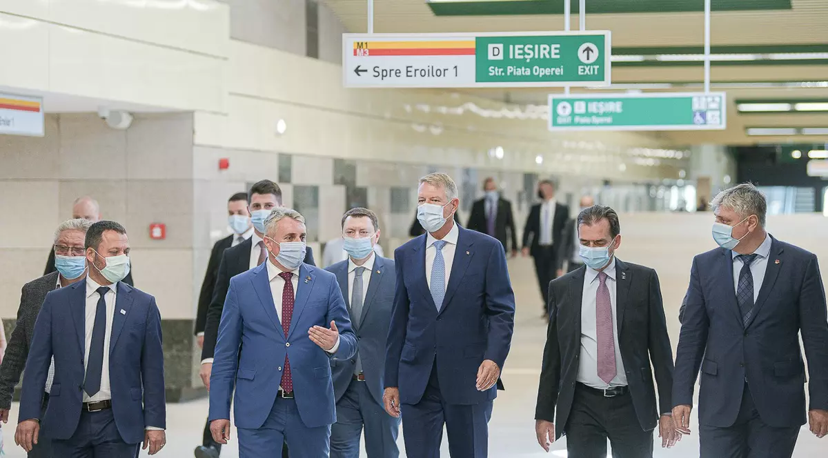 Festivismul de partid și de stat. De ce a ales Klaus Iohannis să călătorească astăzi pentru prima dată cu metroul în București