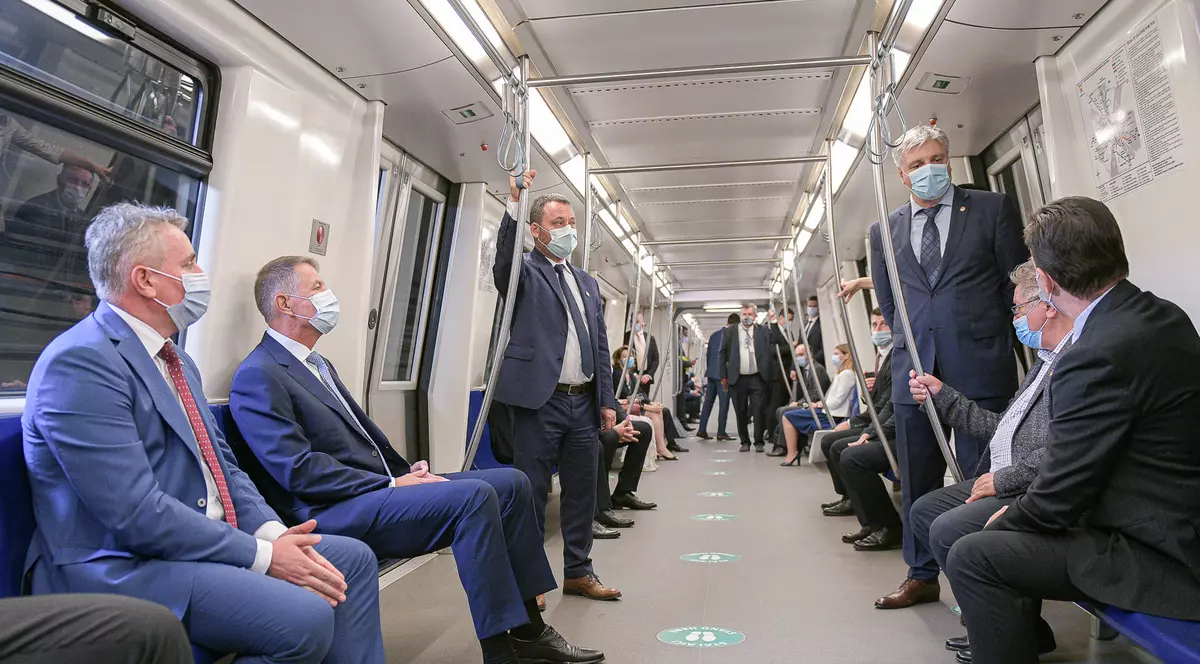 ÎNTREBAREA ZILEI | Ce e în neregulă cu fotografiile postate de Klaus Iohannis de la lansarea metroului din Drumul Taberei?