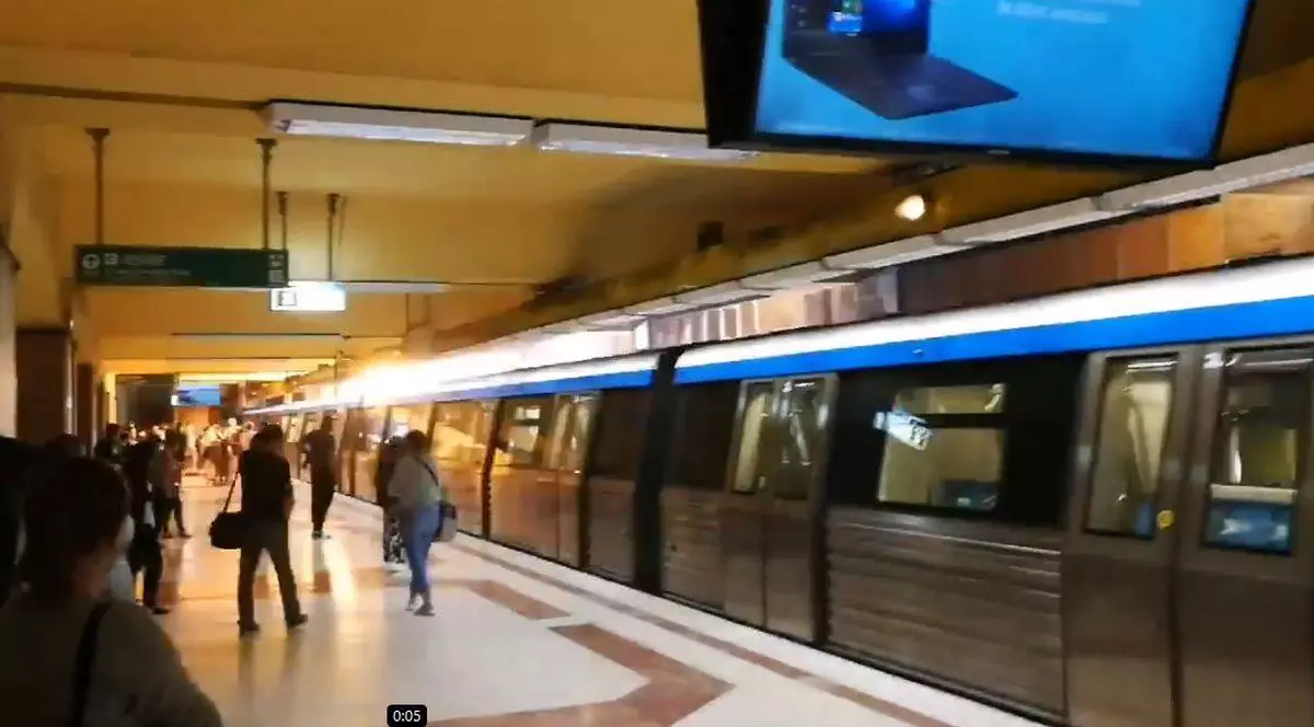 Explozie la o garnitură de metrou, în stația Tineretului. Fum în vagoane, peronul a fost evacuat. Nu există victime. Prima reacție a Metrorex