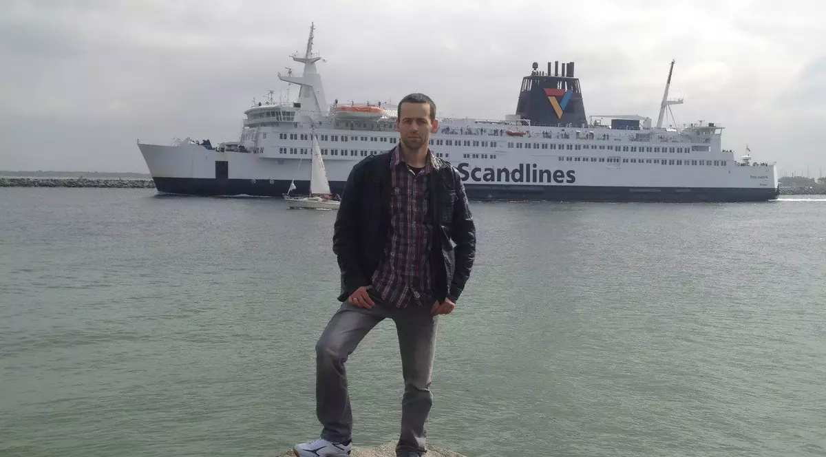 Traficantul căutat de Poliţie pentru că a vândut o fată pe un pitbull e în străinătate și le dedică manele anchetatorilor!