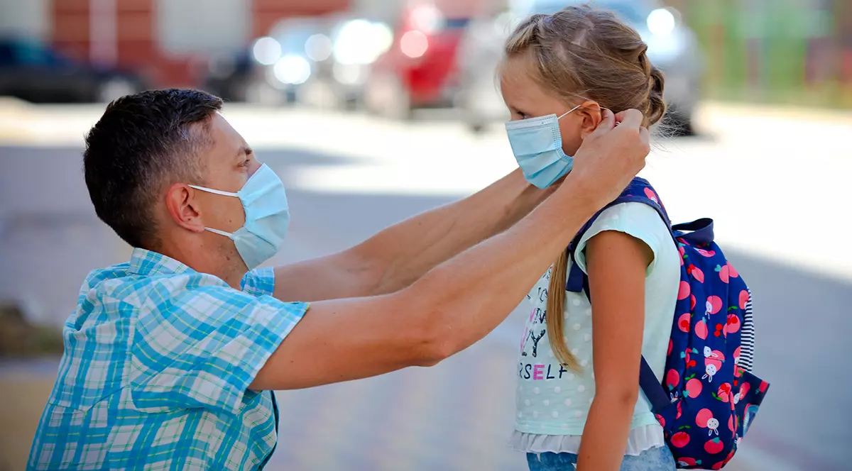 Date noi. Cât de îngrijorați să fie părinții la redeschiderea școlii? Cum se manifestă şi cât de gravă poate fi infecţia cu noul coronavirus la copii