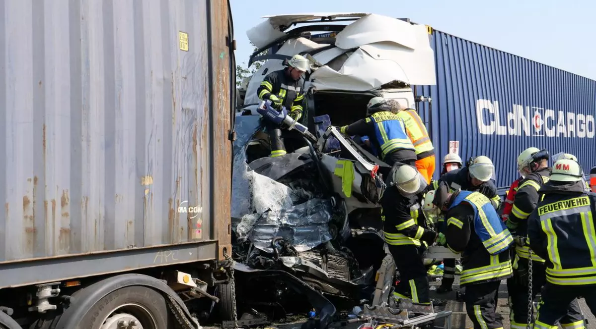 Patru români au murit în Germania, după ce microbuzul în care se aflau a fost strivit între două TIR-uri