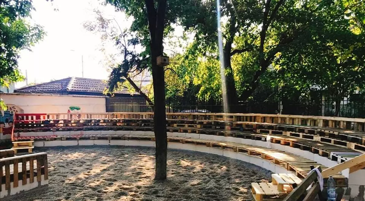 FOTO | Școală în aer liber. Cum au amenajat spațiile în care vor învăța elevii mai multe unități de învățământ din România