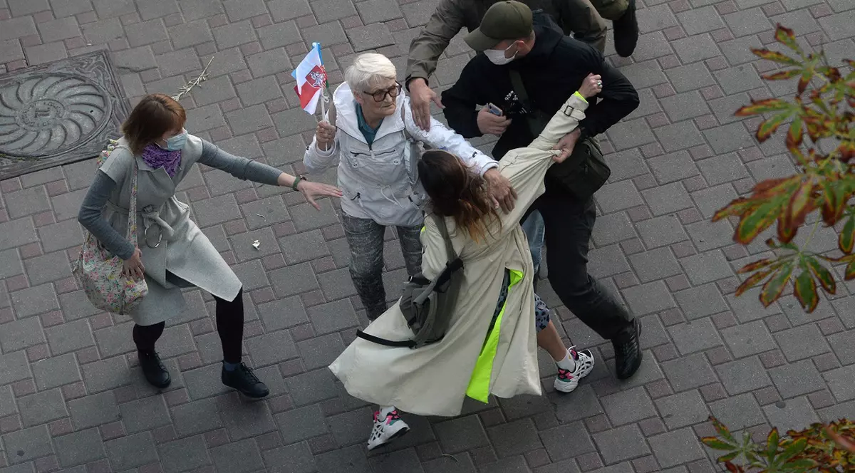 VIDEO | Noi proteste la Minsk. Femeia de 73 de ani, devenită simbol al manifestațiilor, le-a ținut piept forțelor de ordine