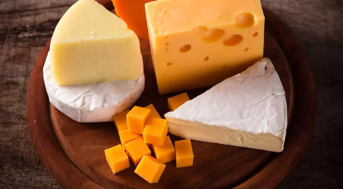 Apelul Franței: Cine vrea să facă un bine țării să consume brânză!