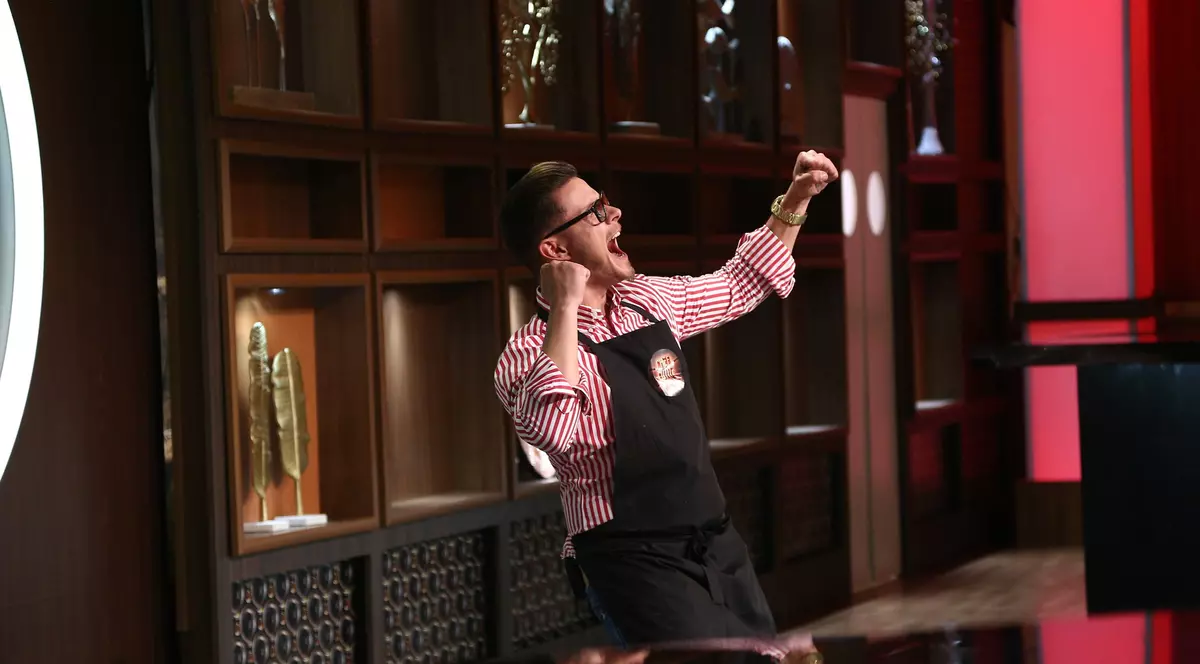 Ionuț Georgel Bulei a primit cuțitul de aur la Chefi la cuțite. Povestea de viață a tânărului care a ajuns să fie bucătar în Germania