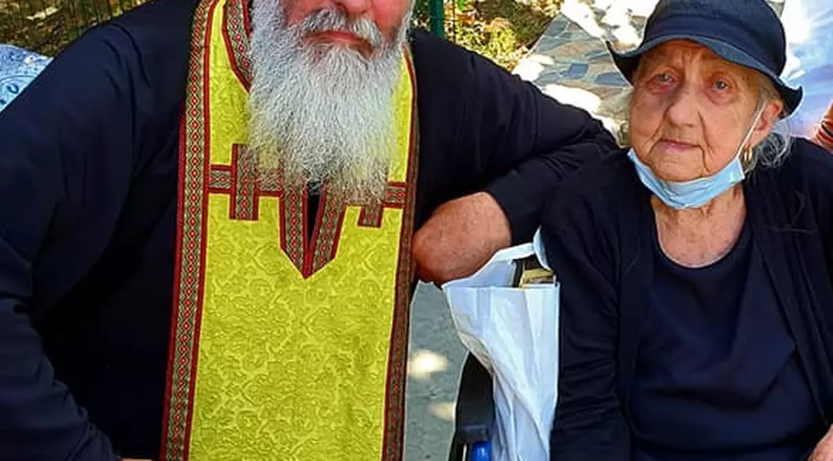 Părintele Calistrat, care recomanda „gargară cu țuicuță” împotriva COVID-19, a anunțat că a fost infectat cu virusul