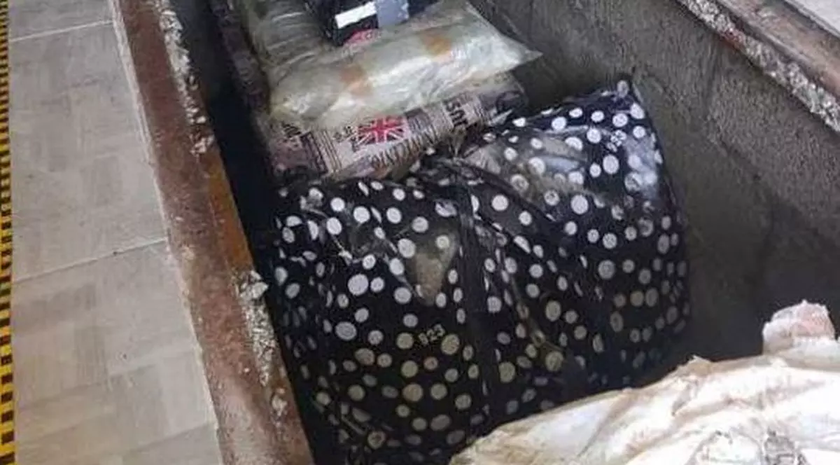 Manuscrisele lui Newton și Galileo Galilei, furate de la Londra, găsite în județul Neamț Manuscrisele lui Newton și Galileo Galilei, furate de la Londra, găsite în județul Neamț (Foto: Politia Romana/DIICOT)