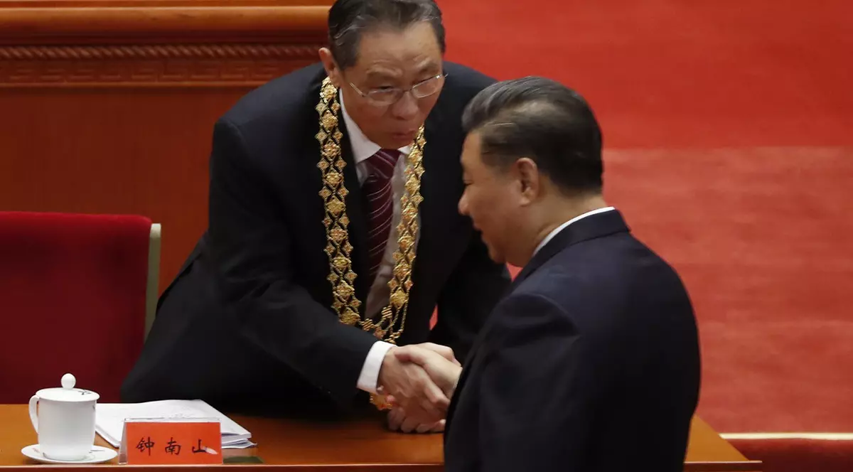 Președintele Chinei i-a premiat pe eroii luptei împotriva COVID-19, dar l-a omis pe medicul care a dezvăluit existența virusului. Decizia a provocat furie