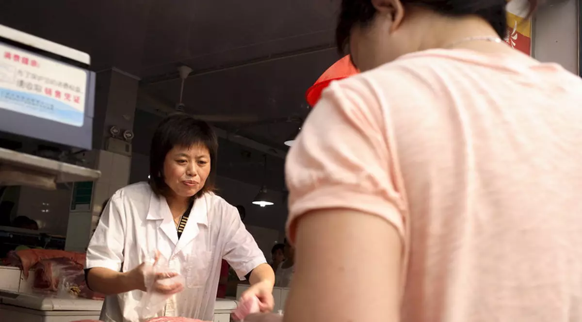 VIDEO | În China, carnea de porc începe să devină cadou de sărbători pentru angajați