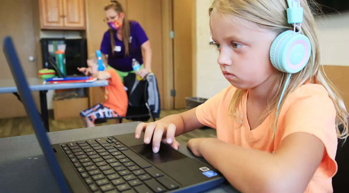 Ce au văzut părinții când i-au privit pe copii la școala online: “Au avut trei-cinci ocazii de a vorbi toată ziua pe Zoom. E teribil pentru dezvoltarea emoțională la această vârstă”