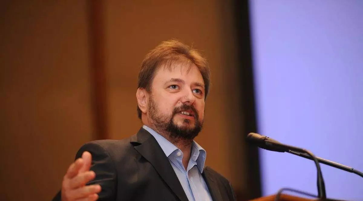 Cristian Pîrvulescu, despre dispariția prefectului apolitic: „E greu de acceptat că transformăm statul în partid. Iertați-mă, dar care este diferența față de PCR?”