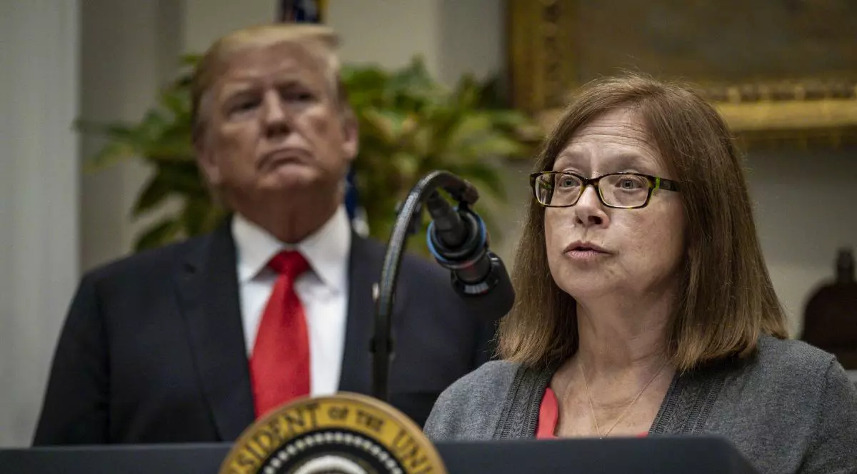 Elinore McCance-Katz, alături de Donald Trump FOTO: EPA