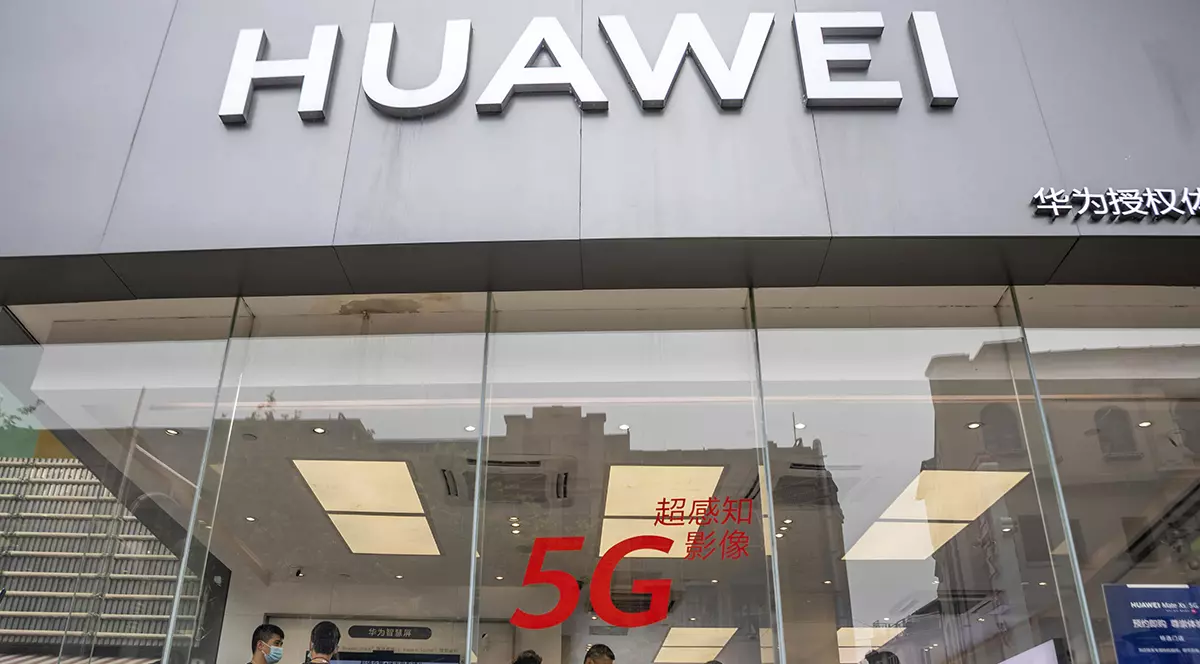 Legea 5G, pe agenda ședinței de Guvern de joi. Grupul chinez Huawei va fi exclus de la furnizarea de echipamente de telecomunicații în România. Sediu Huawei pe ca cărui ușă scrie 5G