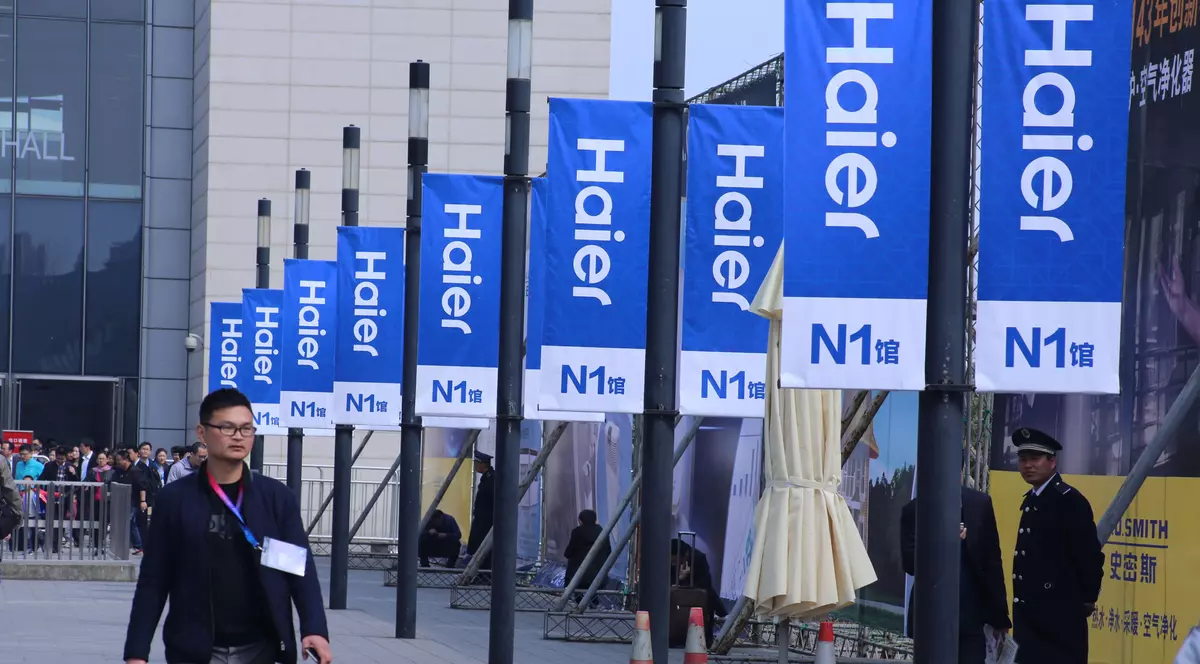 Grupul chinez Haier va construi o fabrică de frigidere în județul Prahova. Investiția este de 53 de milioane de euro. Steaguri cu logo-ul Haier