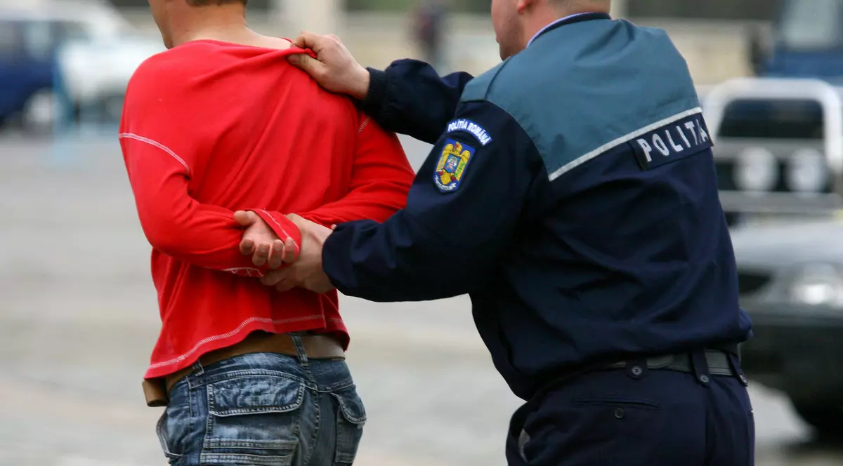 VIDEO |  Doi tineri s-au încăierat în fața unui centru comercial. Bătăușii, despărțiți de o femeie