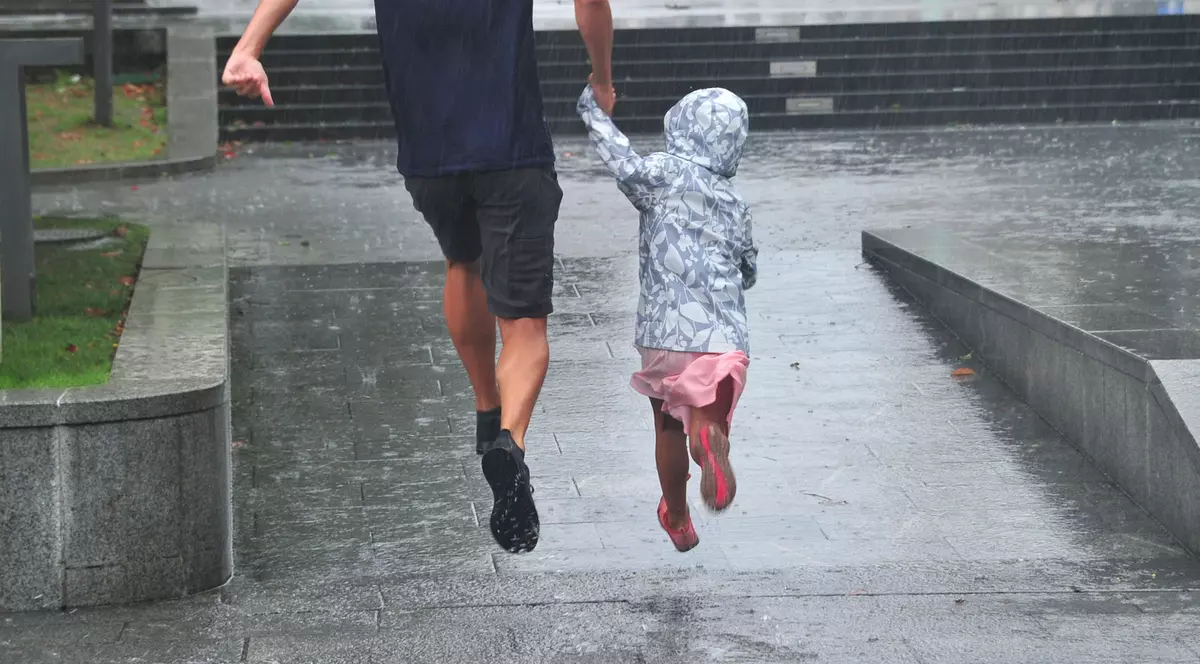 Ploi torențiale, grindină și vijelii în aproape toată țara până vineri noapte