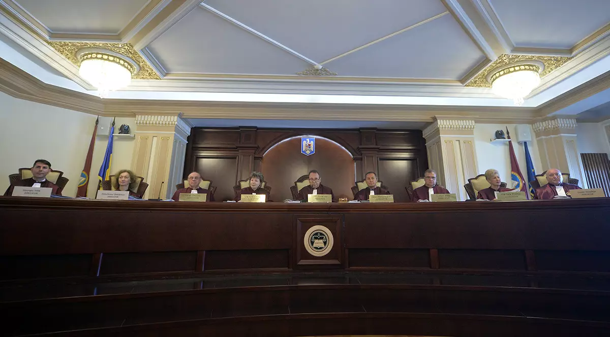 CCR deschide calea pentru amânarea alegerilor parlamentare din 6 decembrie: Parlamentul poate decide o altă dată decât cea stabilită de Guvern