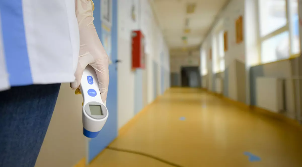 Răsturnare de situație în cazul asistentei din Iași cu COVID de o lună, căreia medicii nu îi dădeau concediu medical: chemată la consult la șefa de la Infecțioase