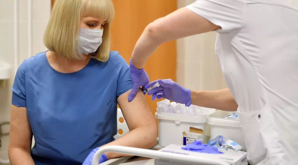 O voluntară este vaccinată la o clinică din Moscova cu primul vaccin lansat împotriva COVID-19. Foto Hepta