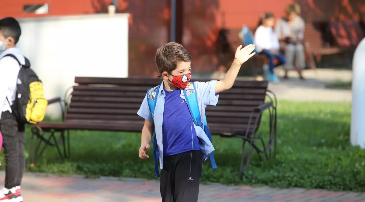 Prima zi de școală sursa foto Dumitru Angelescu