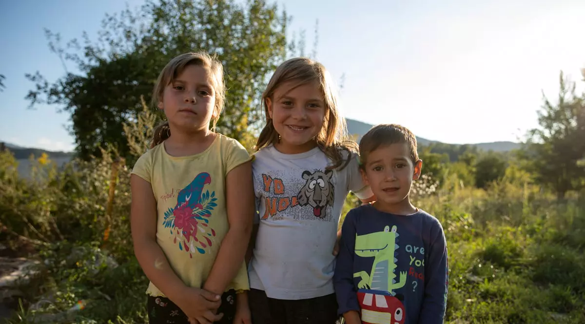 A doua zi de școală pentru familia stabilită în ruinele uzinei Steagul Roșu. Gemenele vor curent pentru lecții